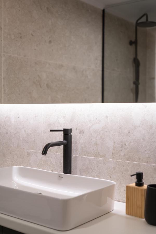 Unique 2 Bedrooms Apartment, Steps To Plaka And City Center أثينا المظهر الخارجي الصورة